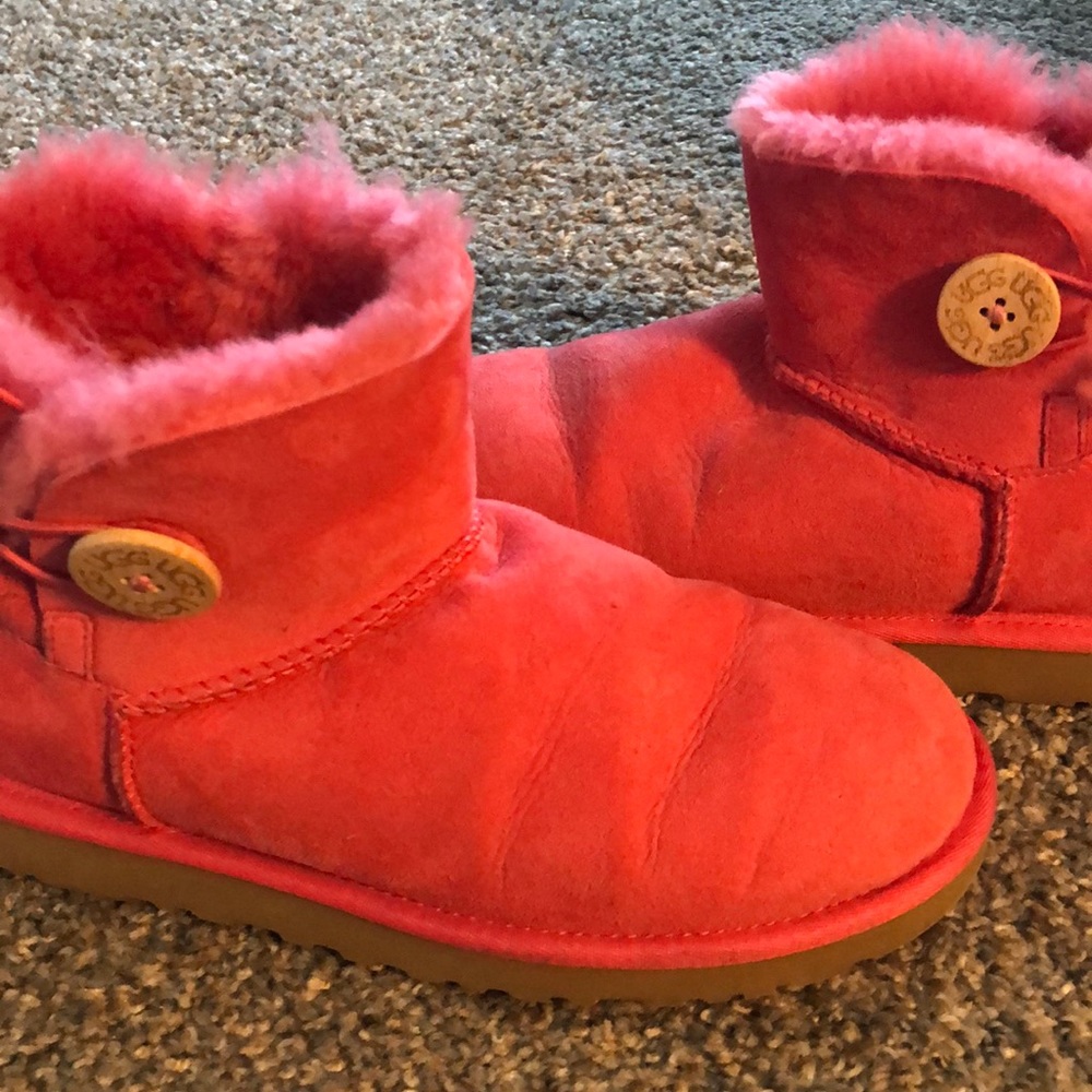 UGG style Bailey button